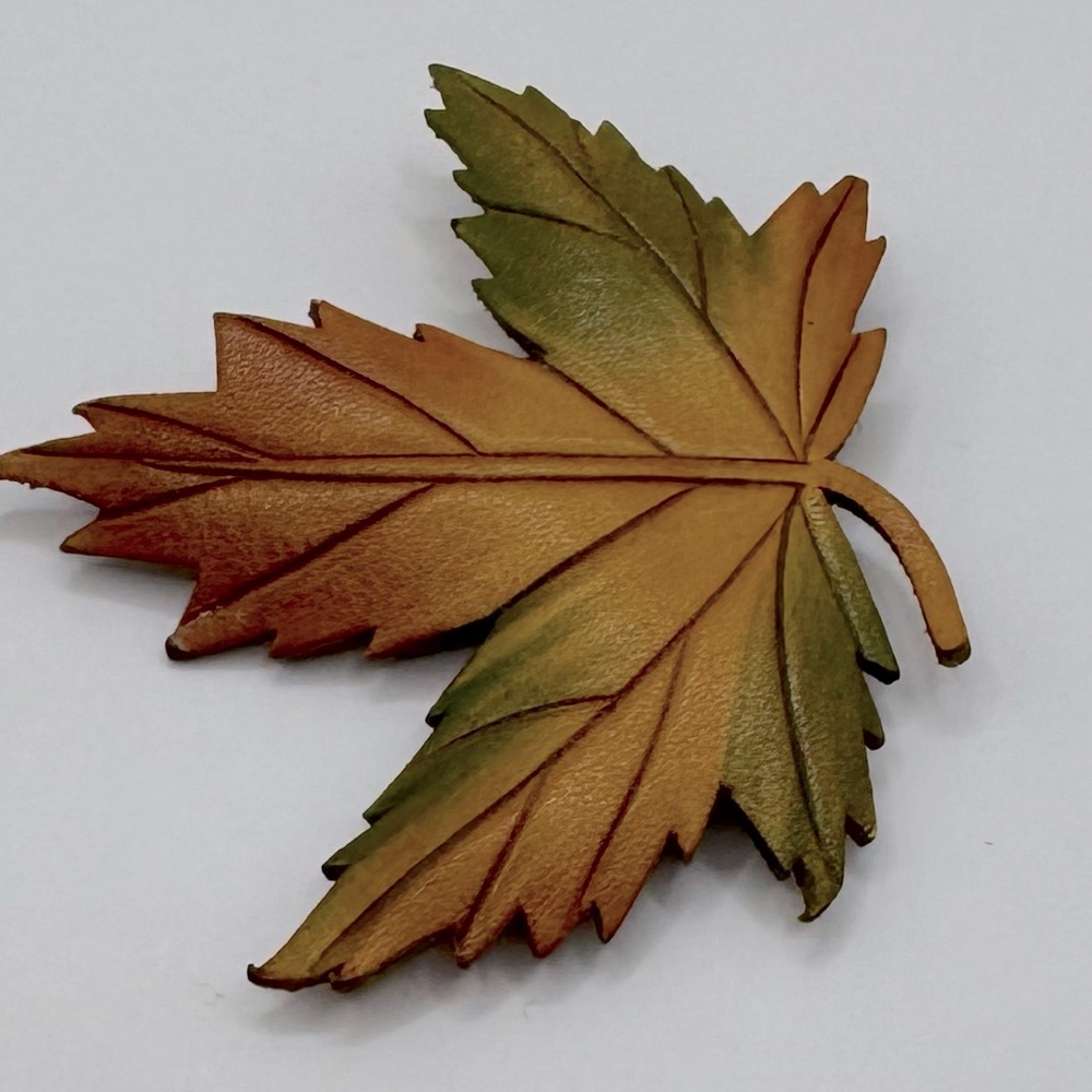 VINTAGE 1960s Tooled Leather Maple Leaf Brooch SIGNED - Picture 3 of 10